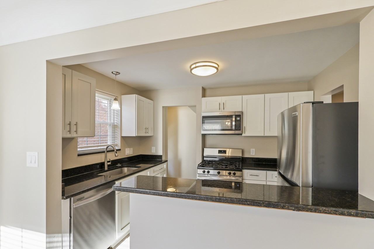 1792 Roslyn Rd - Photo 6 of 44