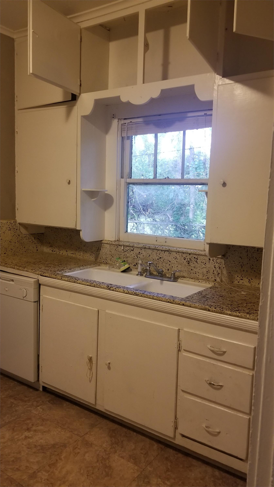 1409 W Archer St #18 - Photo 3 of 13