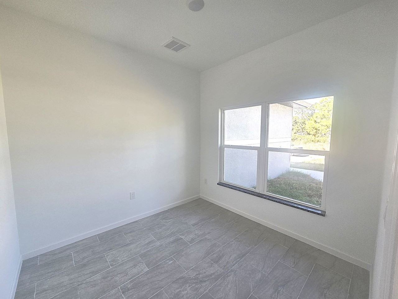 940 Sterling St E - Photo 4 of 37