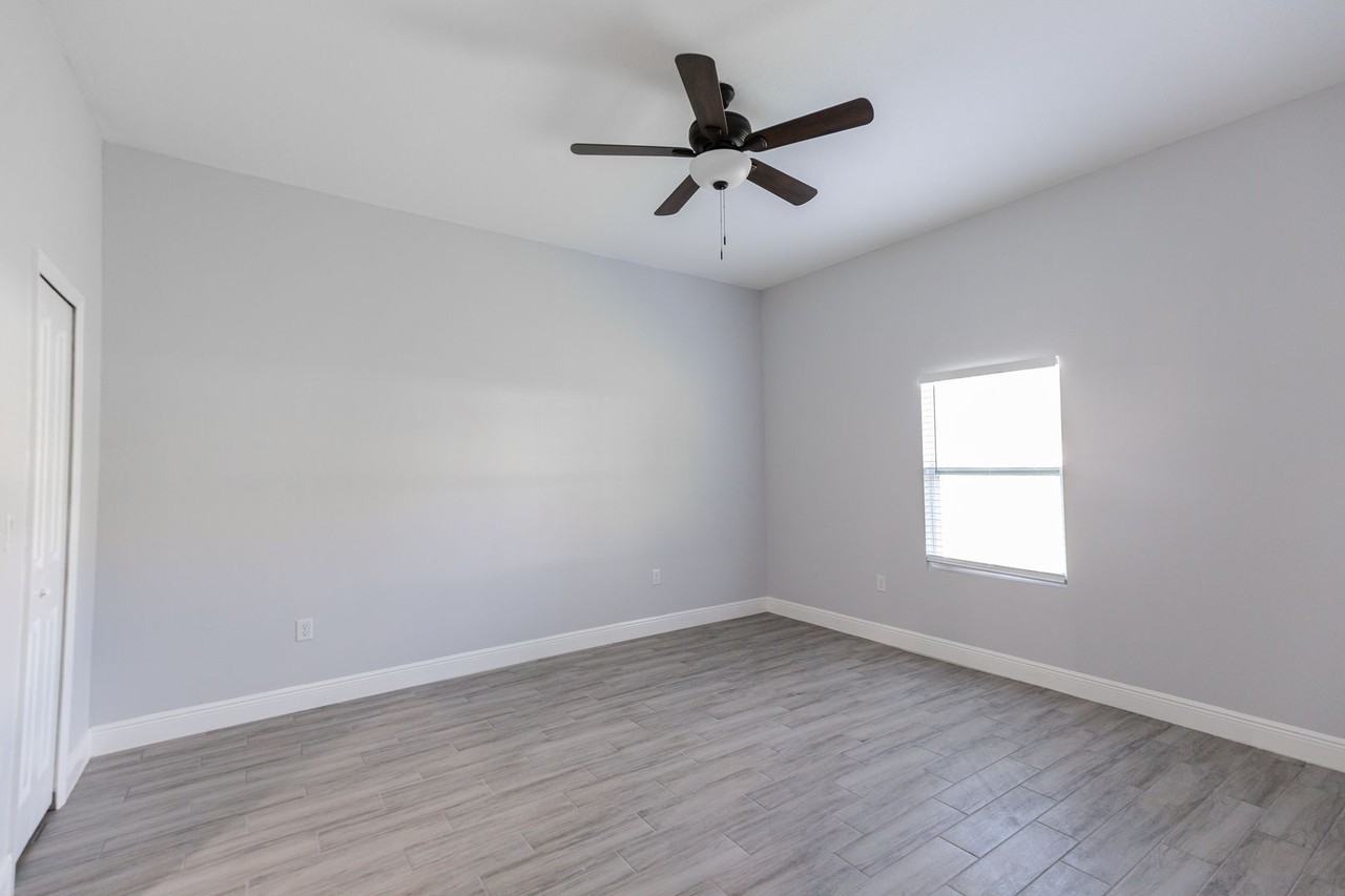 309 Dundee Dr - Photo 2 of 21