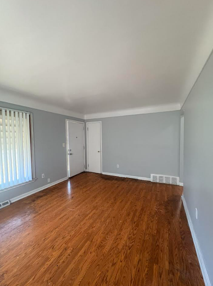 19961 Pinehurst St - Photo 4 of 8