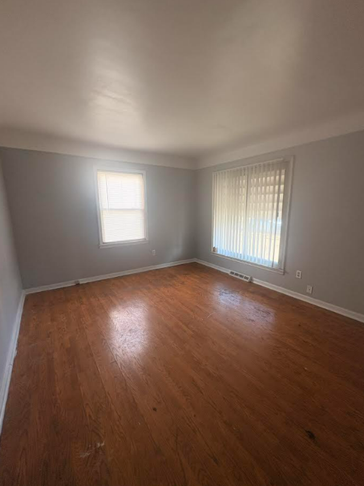 19961 Pinehurst St - Photo 7 of 8