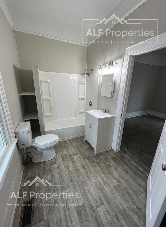 220A Walnut St - Photo 3 of 8