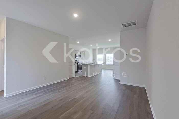 2241 Banyon Cir - Photo 3 of 26