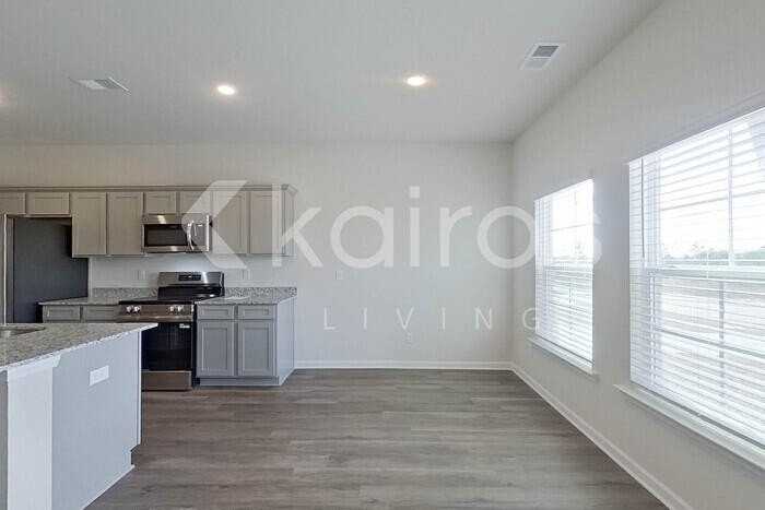 2241 Banyon Cir - Photo 5 of 26