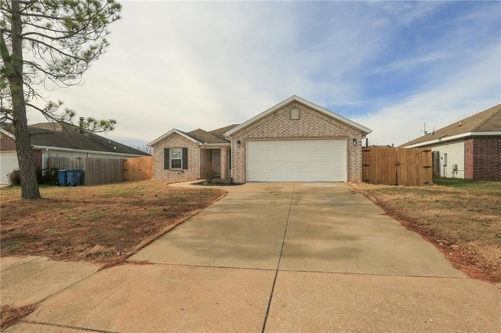 900 Sw River Rock St - Photo 4 of 36