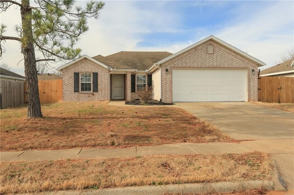 900 Sw River Rock St - Photo 5 of 36