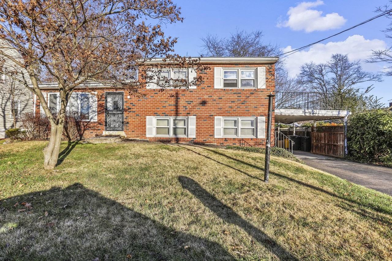 96 Pennsylvania Ave - Photo 2 of 12