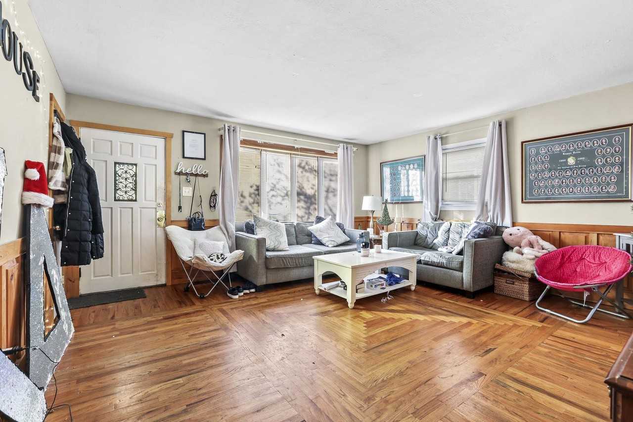 96 Pennsylvania Ave - Photo 3 of 12