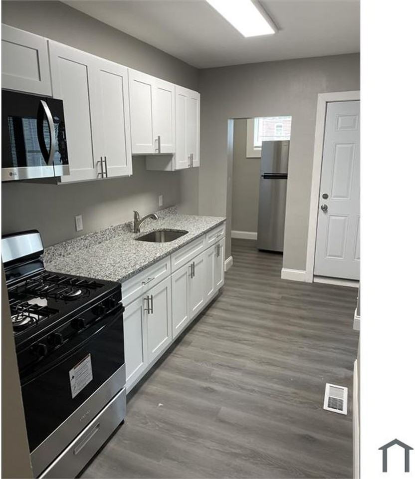 3715 Oakmont Ave - Photo 2 of 4