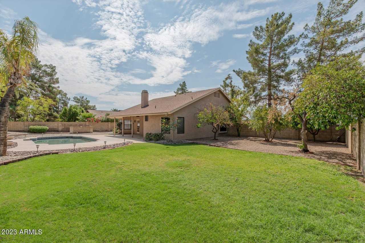 4402 E Beverly Ln - Photo 3 of 26