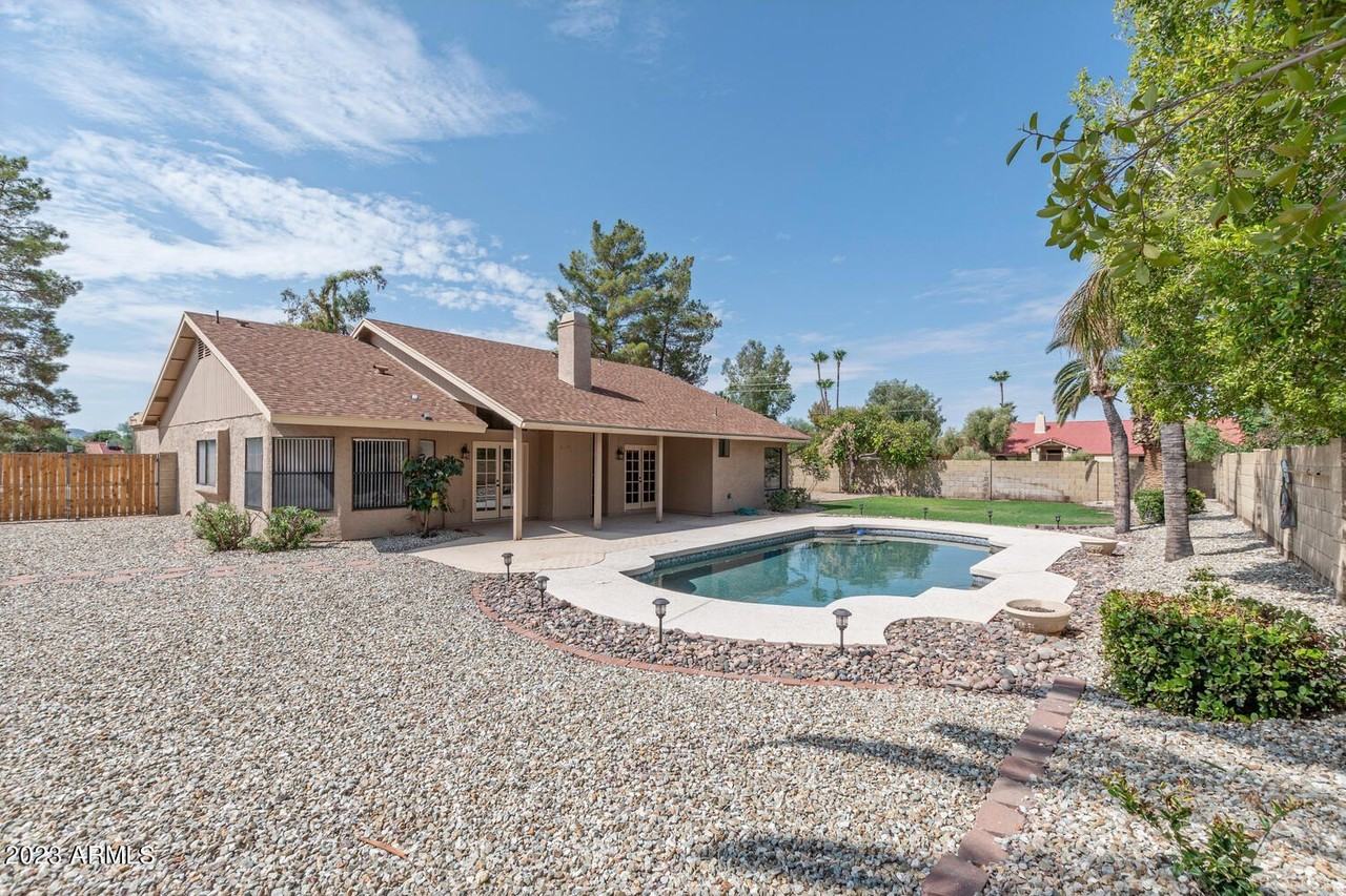 4402 E Beverly Ln - Photo 4 of 26