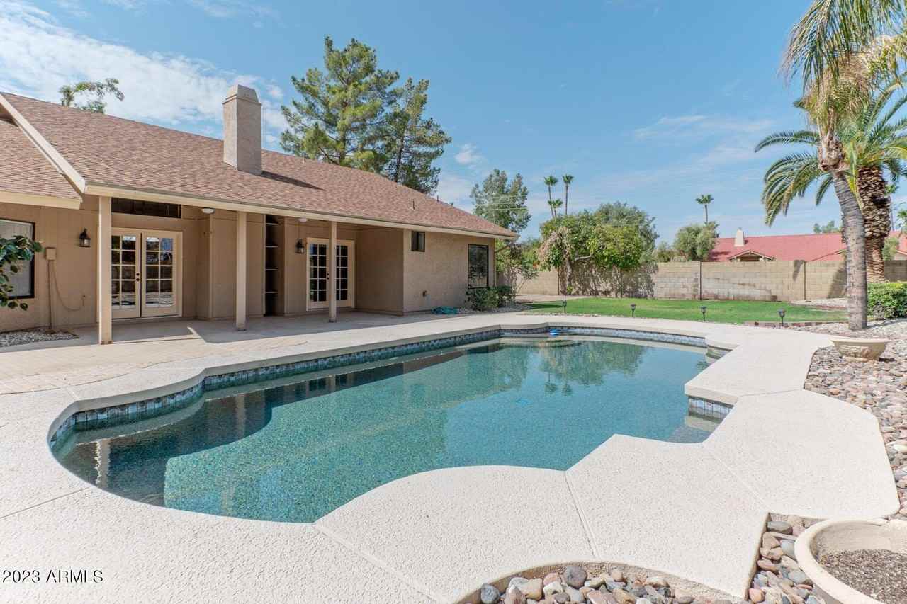 4402 E Beverly Ln - Photo 5 of 26