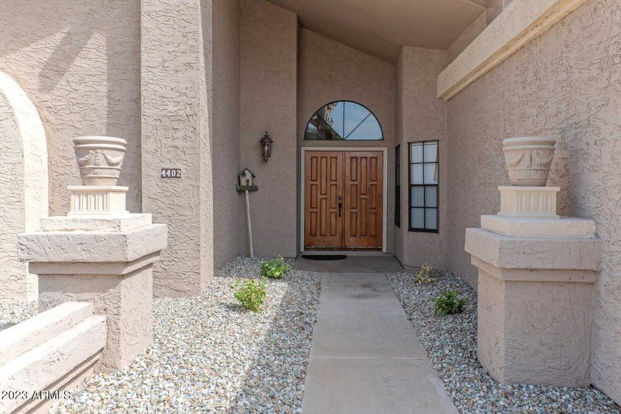 4402 E Beverly Ln - Photo 6 of 26