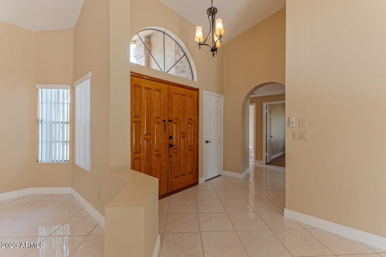 4402 E Beverly Ln - Photo 7 of 26