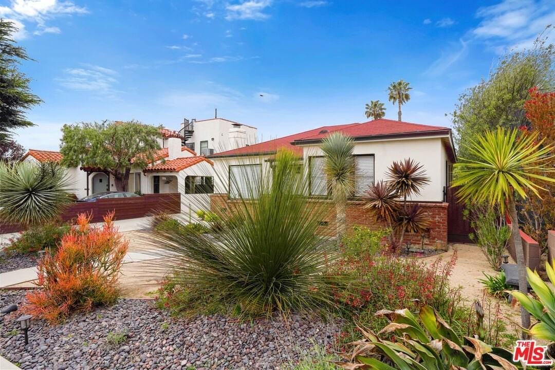 2431 Pier Ave - Photo 4 of 42