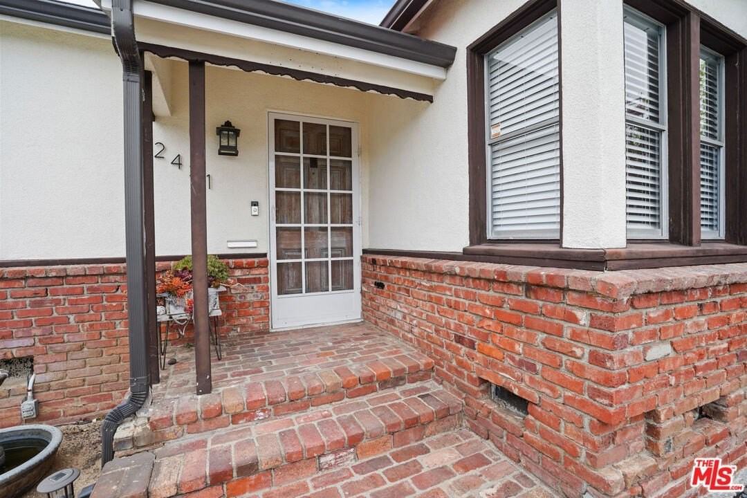 2431 Pier Ave - Photo 5 of 42