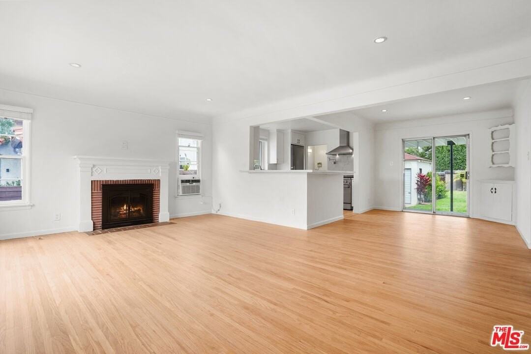 2431 Pier Ave - Photo 6 of 42