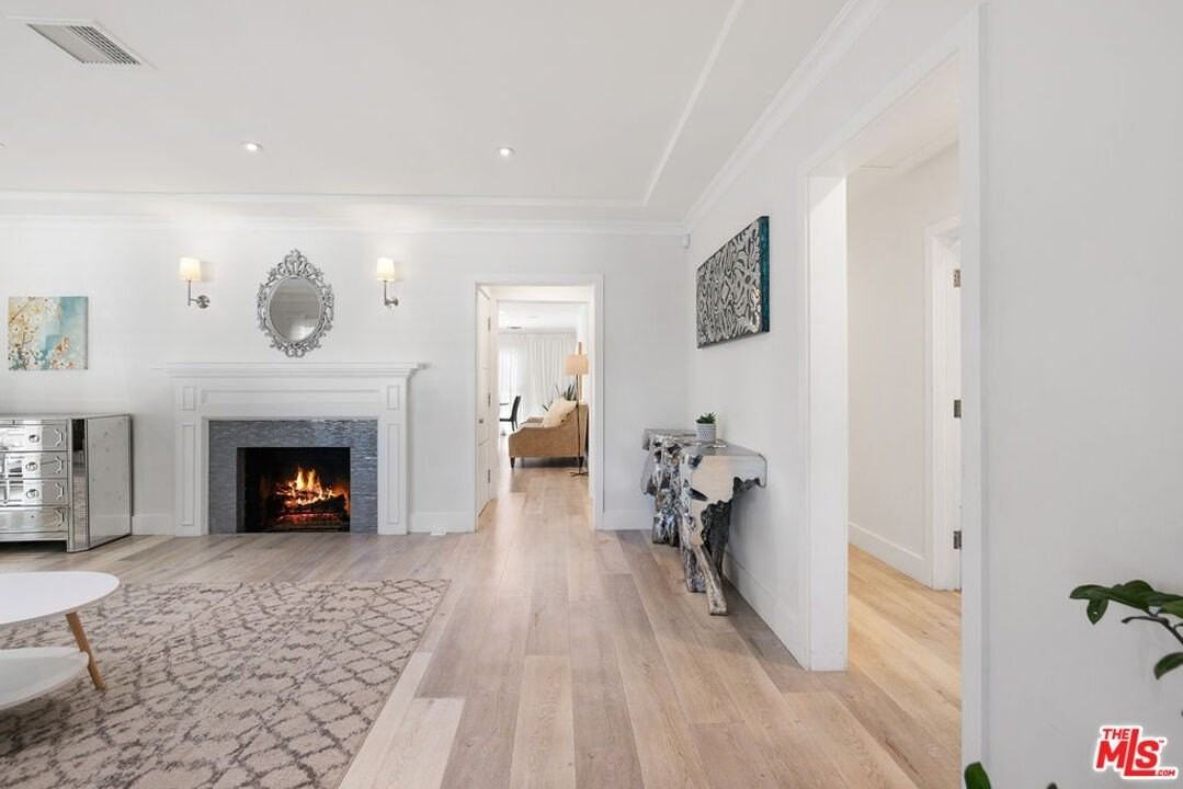 5439 Carpenter Ave - Photo 3 of 36