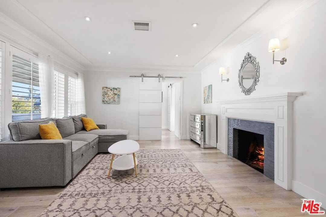 5439 Carpenter Ave - Photo 5 of 36