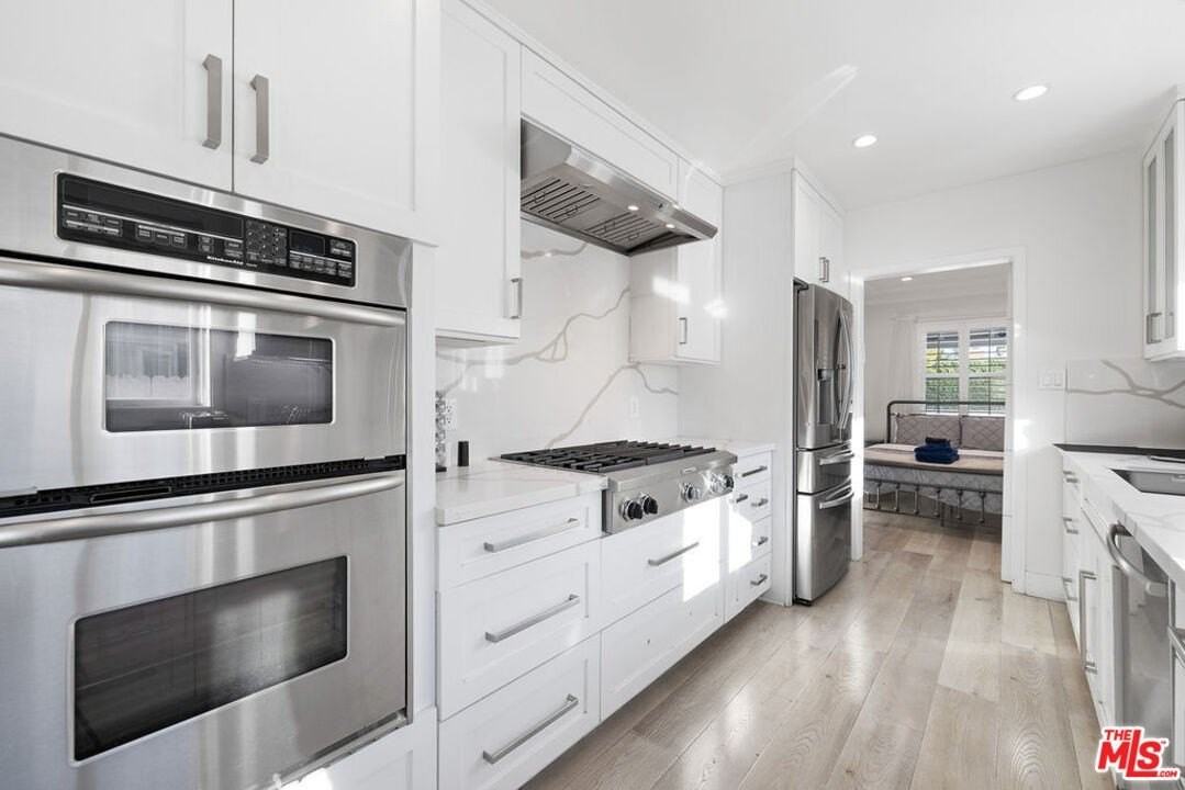 5439 Carpenter Ave - Photo 6 of 36