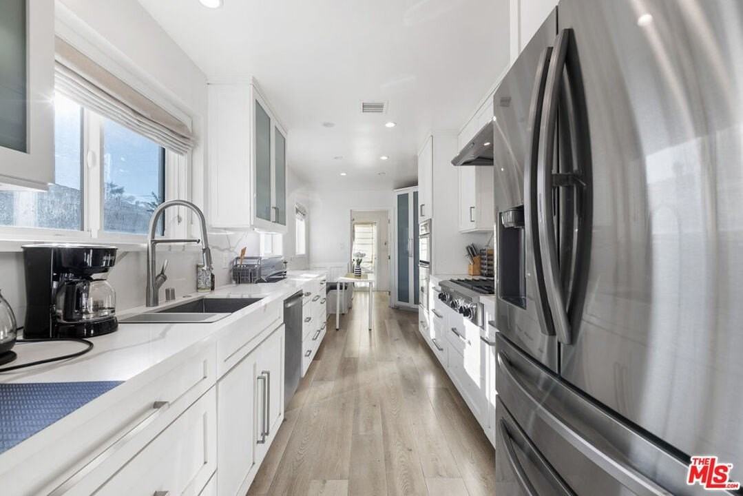 5439 Carpenter Ave - Photo 6 of 36