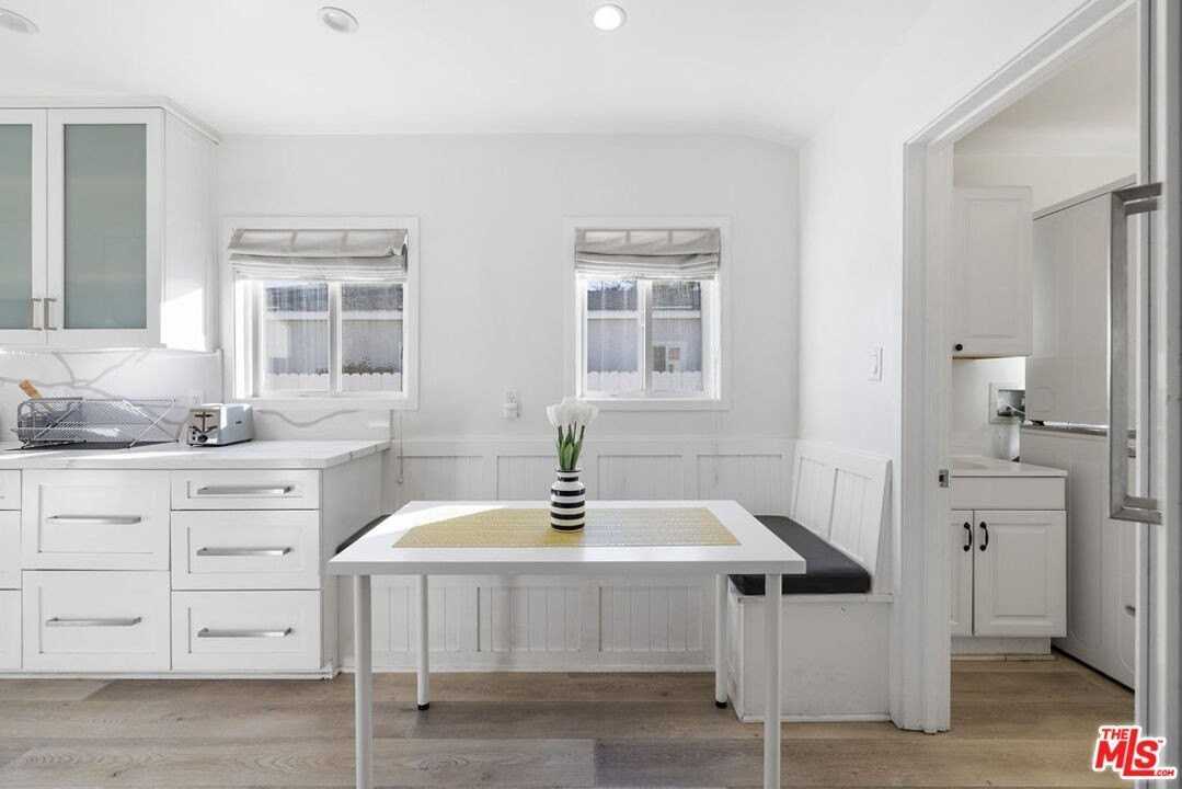 5439 Carpenter Ave - Photo 7 of 36