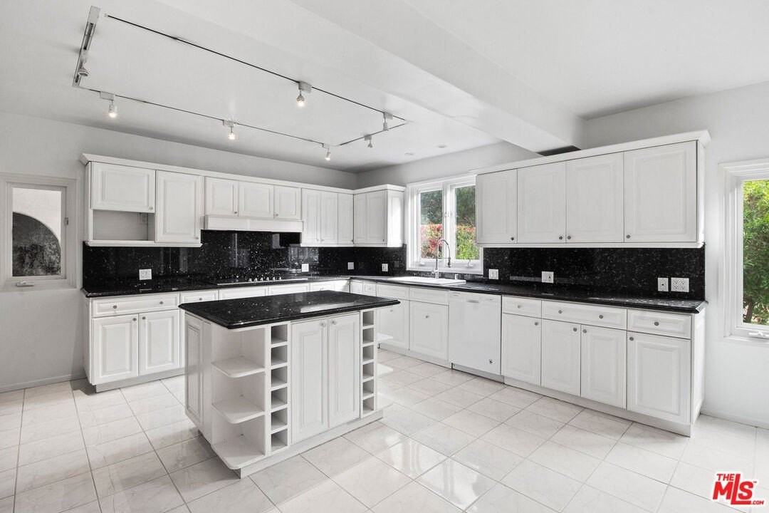 713 N Elm Dr - Photo 3 of 15