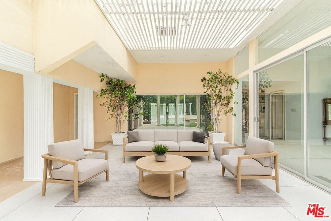 713 N Elm Dr - Photo 4 of 15