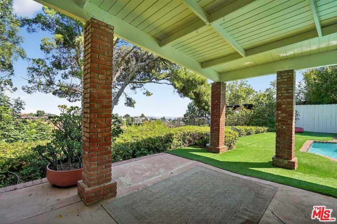 2042 Linda Flora Dr - Photo 7 of 18