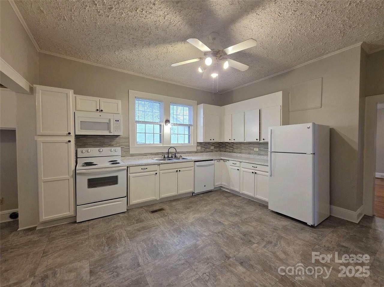 421 Cannon St - Photo 4 of 15