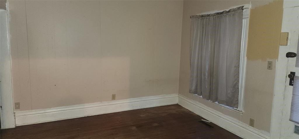 1312 6th St - Photo 3 of 5