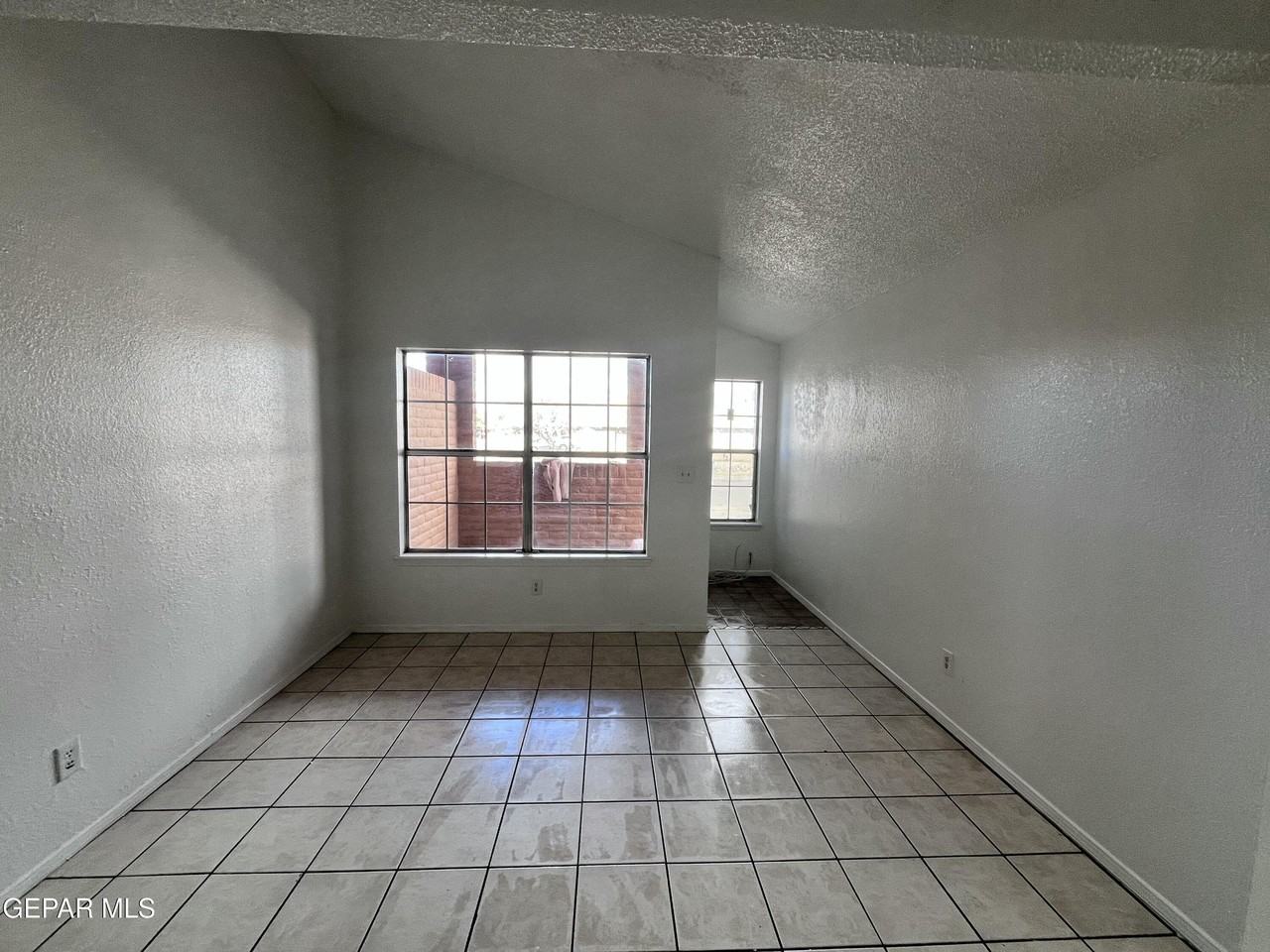 5524 Oakbriar Cir Apt B #B - Photo 6 of 28