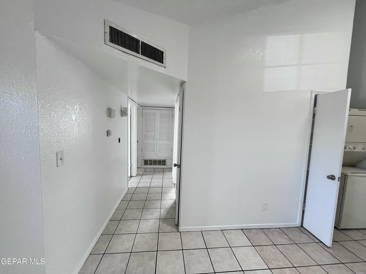 5524 Oakbriar Cir Apt B #B - Photo 7 of 28