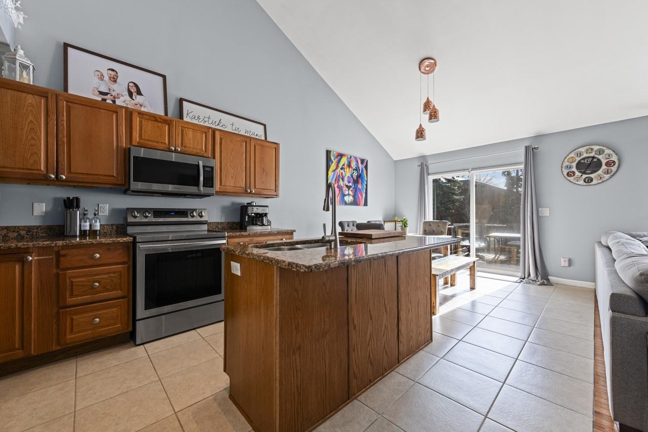 3836 Lesia Dr - Photo 3 of 24