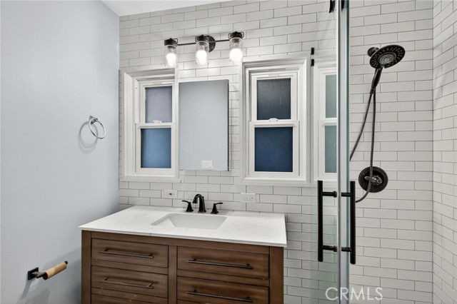 608 35th St - Photo 3 of 8