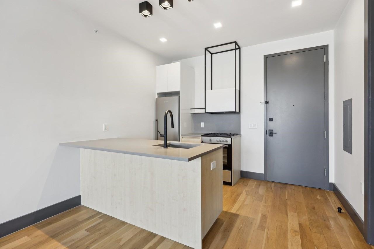 424 Arlington Ave #305 - Photo 4 of 24