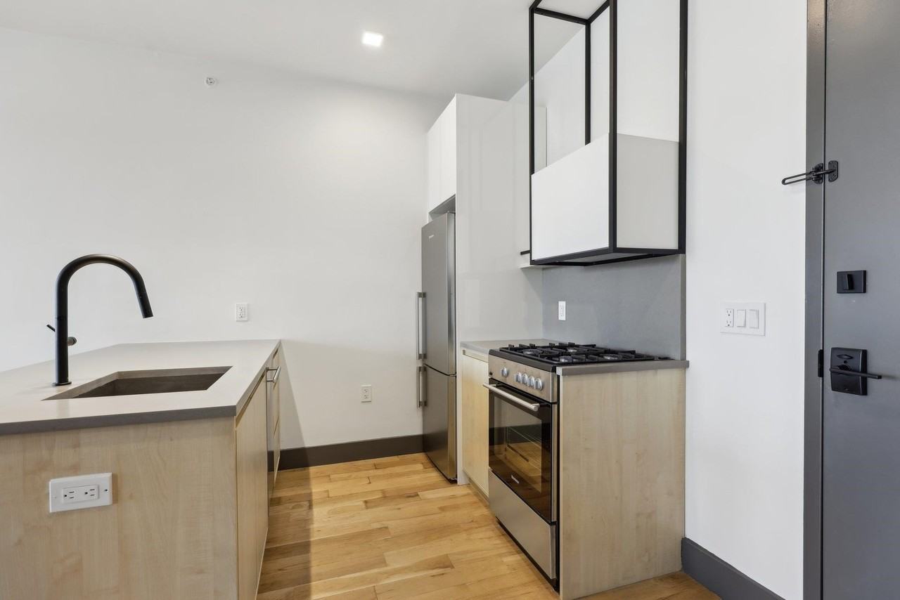 424 Arlington Ave #305 - Photo 5 of 24