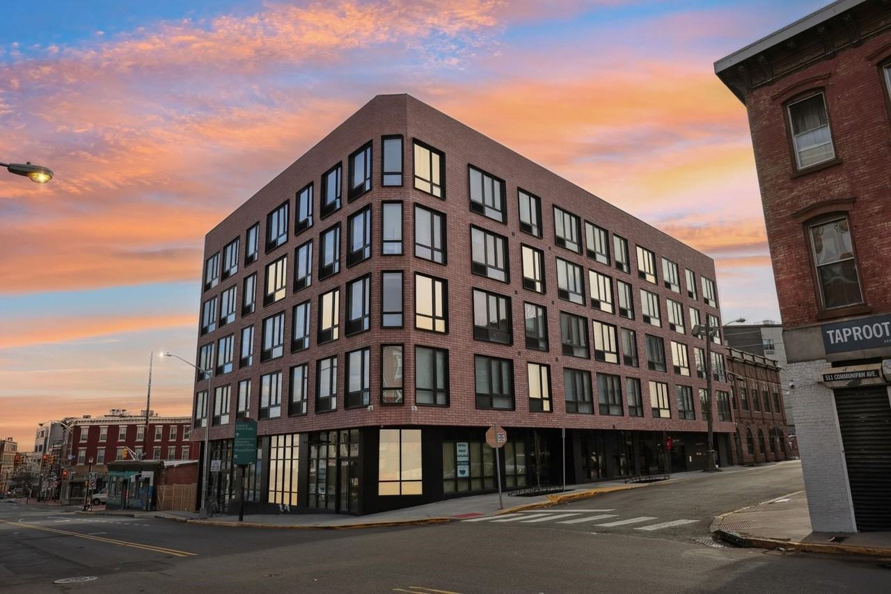 424 Arlington Ave #305 - Photo 3 of 26