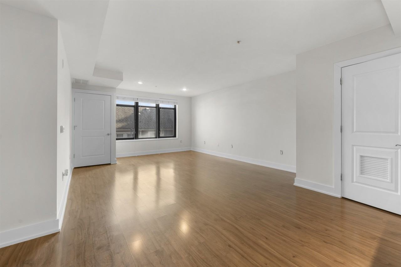 1040 Kennedy Blvd #302 - Photo 4 of 48