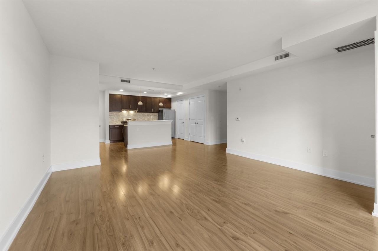 1040 Kennedy Blvd #302 - Photo 7 of 48