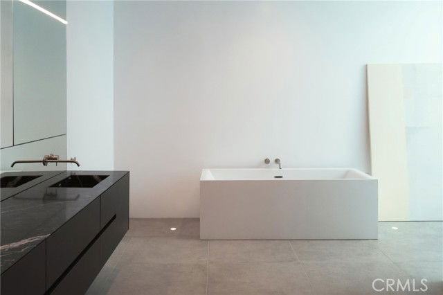 838 N Kings Rd #102 - Photo 3 of 8