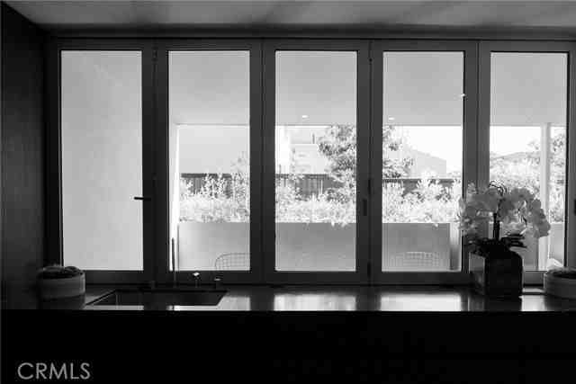 838 N Kings Rd #102 - Photo 5 of 8