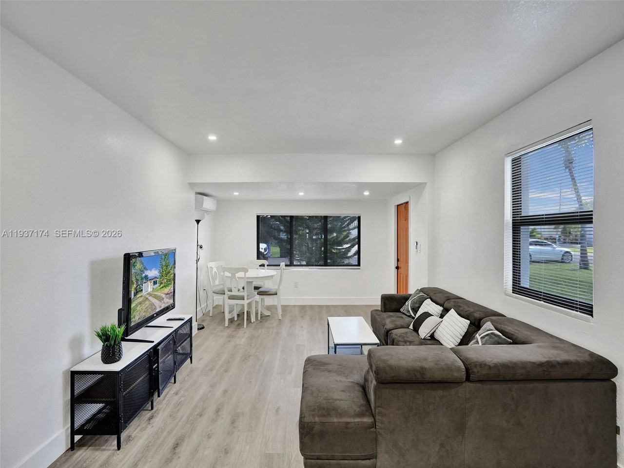 905 Sw 22nd Ave - Photo 4 of 8