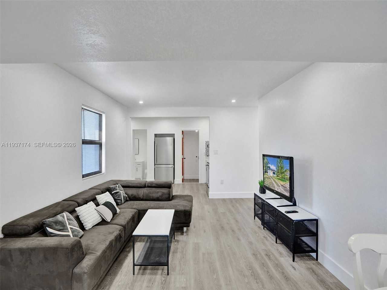 905 Sw 22nd Ave - Photo 6 of 8