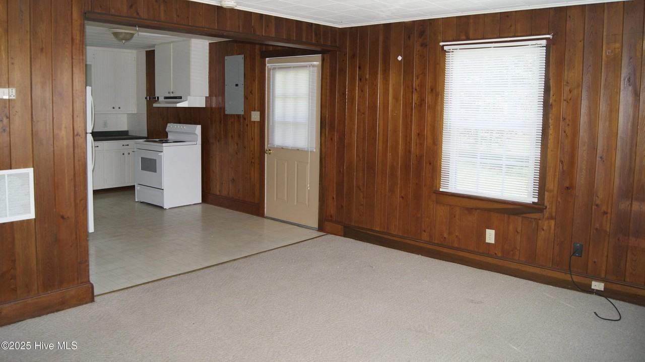 712 N B St - Photo 3 of 11