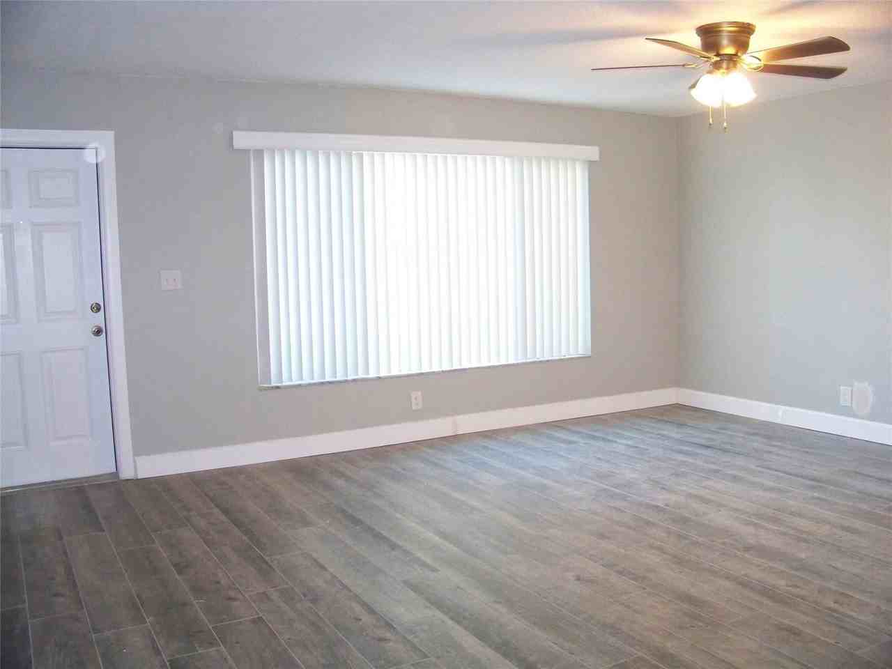 11210 Nw 39th St - Photo 2 of 8