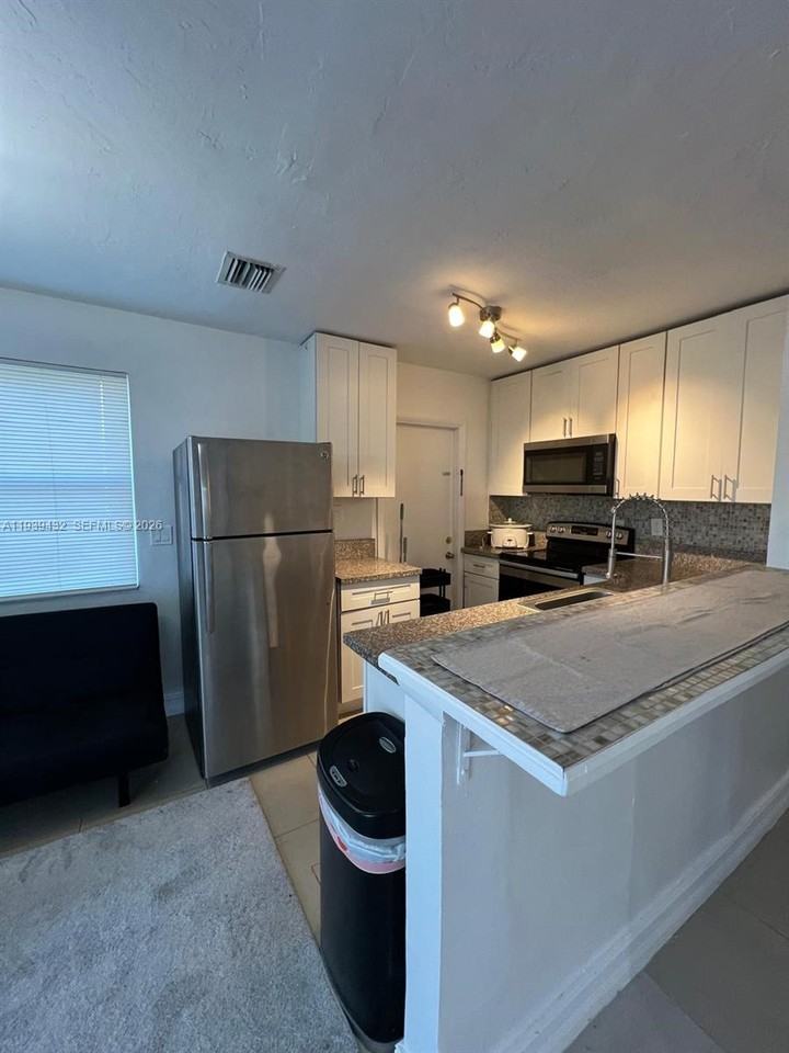 2920 Nw 11th Pl - Photo 2 of 8