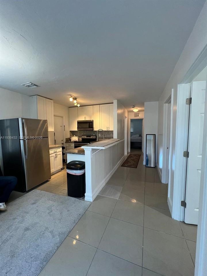 2920 Nw 11th Pl - Photo 5 of 8