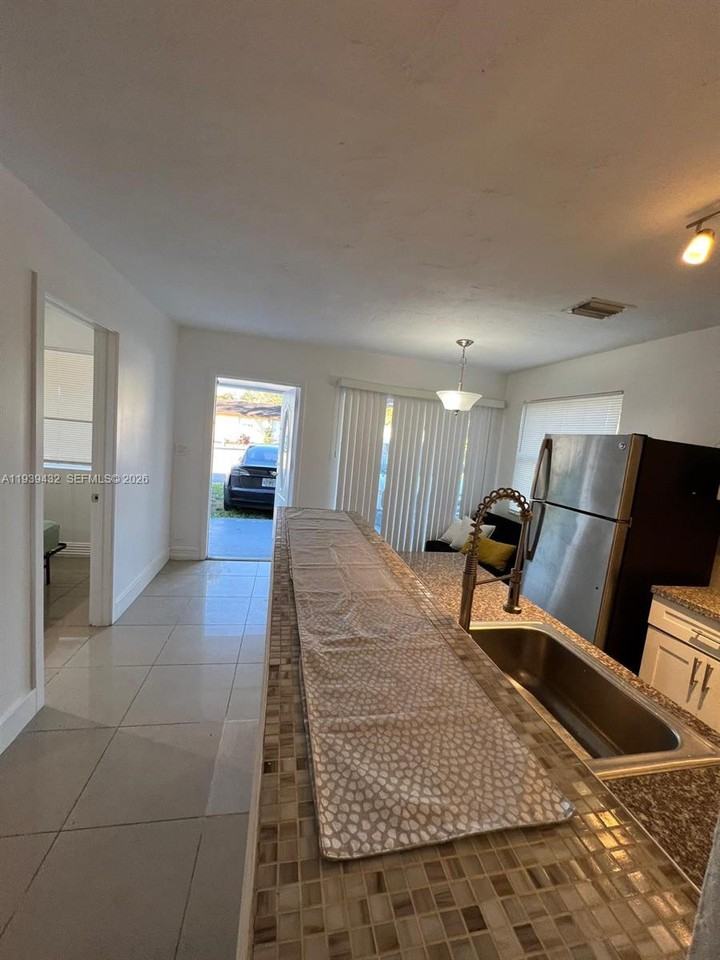 2920 Nw 11th Pl - Photo 6 of 8